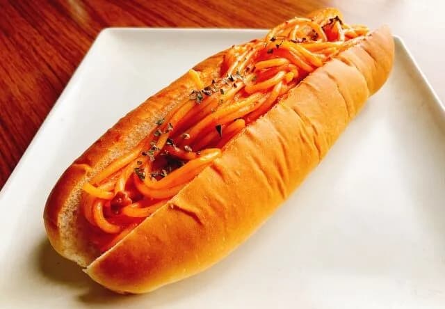 なんで焼きそばパンはあるのにパスタパンはないんやろ