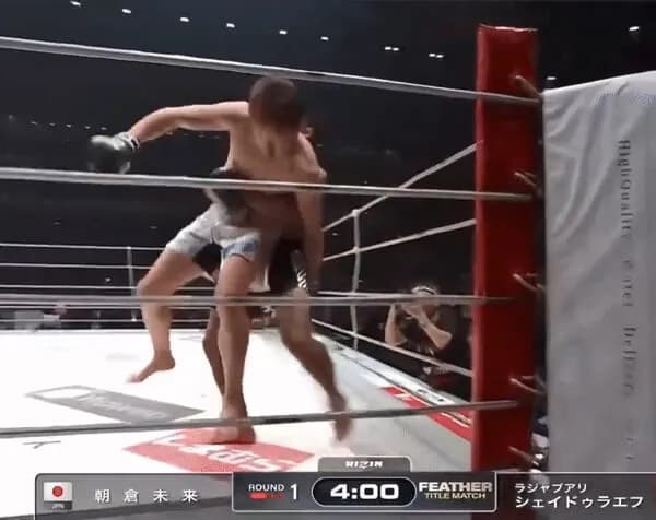 【悲報】朝倉未来、リング端に逃げようとするも連れ戻されてしまう…