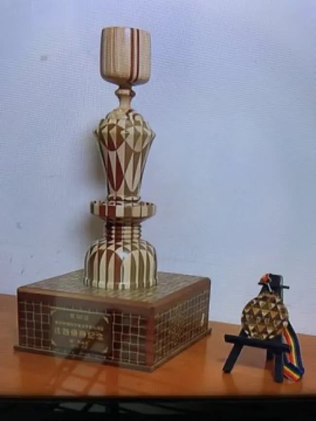 箱根駅伝の優勝トロフィー、なぜか大谷とデコピンをモチーフにしてしまう