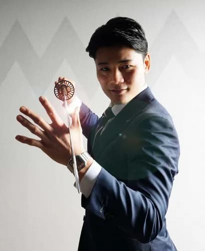 【画像】日本ハム清宮、刀を持って謎のポーズをとる