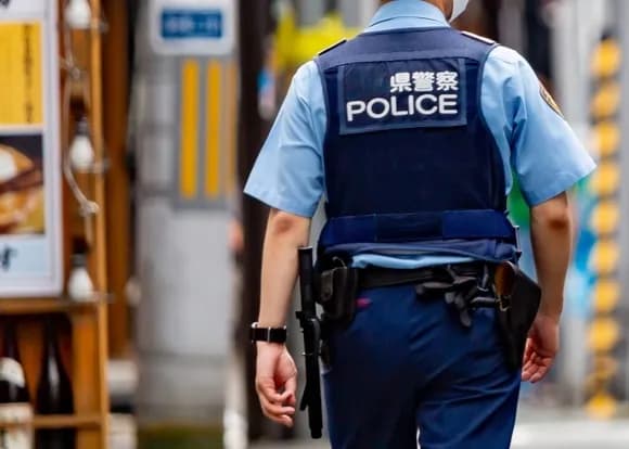 【悲報】警察「助けて…若者が警察官になりたがらないの・・・」