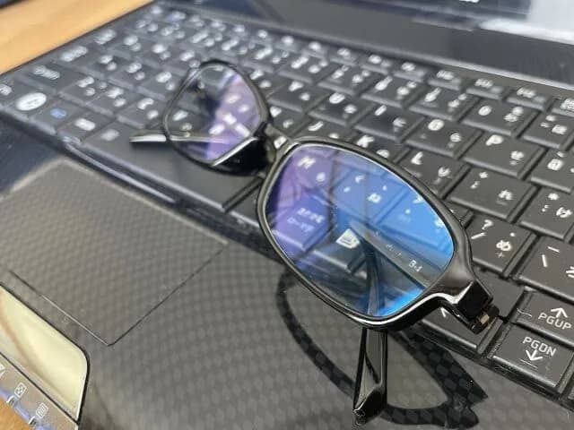 【悲報】ブルーライトカットメガネ、効果無しの研究結果ｗｗｗ