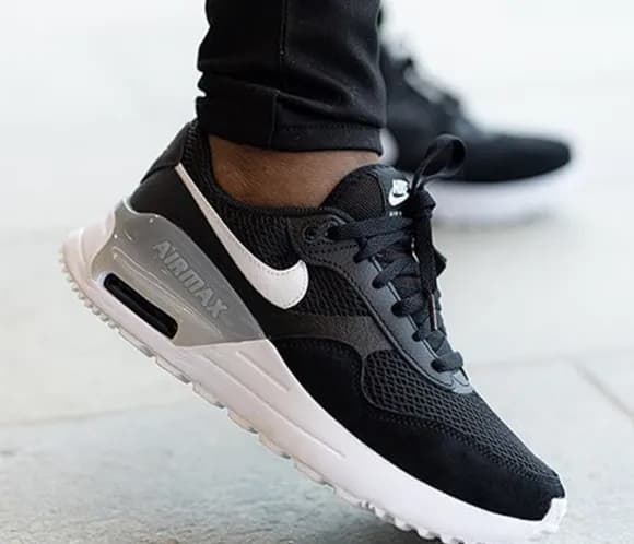 【悲報】ナイキのスニーカー、完全におじさんのイメージがついてしまう・・・・・・