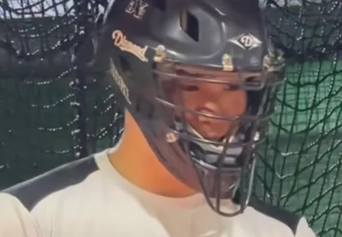 【画像】森下翔太さん、意味わからん練習をしてしまう