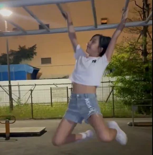 【動画】女子中学生「うんていやりまーすｗｗｗｗｗｗｗｗｗｗｗｗ」