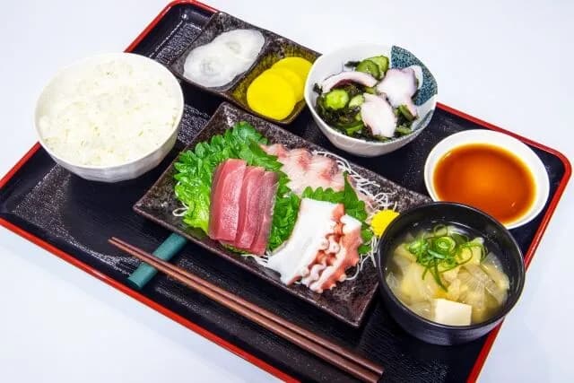 ワイ「刺身定食のご飯が酢飯じゃなかった…」お前ら「普通だろw」