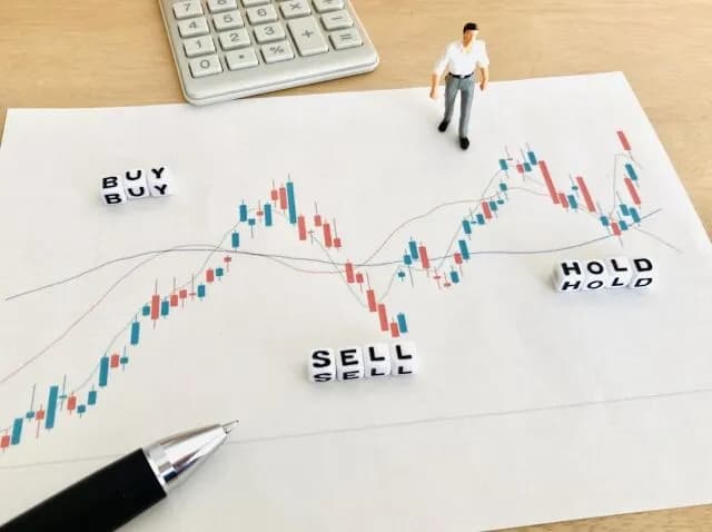 【超絶悲報】ワイくん、年末に長期保有予定で株を買うも資産＋4%になり売りたくなる