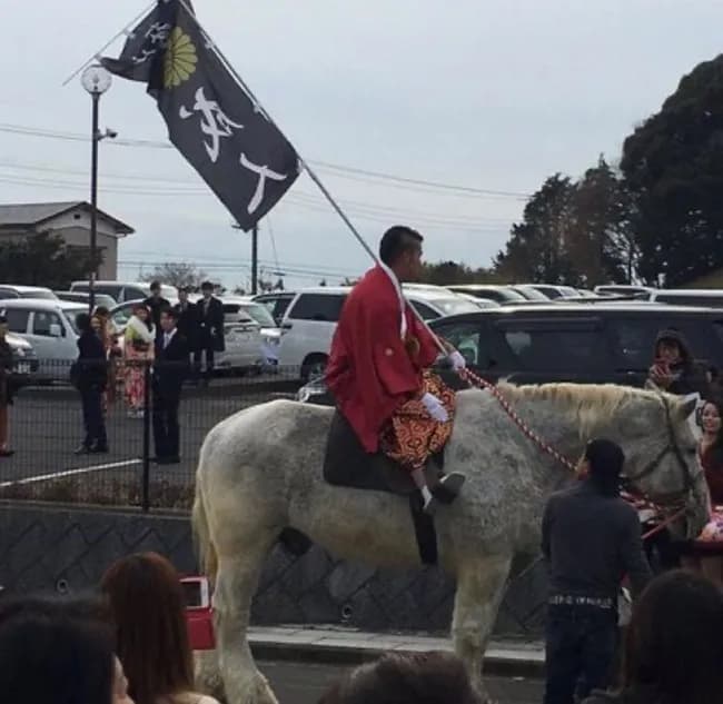 【悲報】北九州市の成人式、馬で会場乗り付けた新成人で一時入場規制ｗｗｗｗ