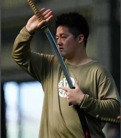 【画像】DeNA牧、日本刀で武装
