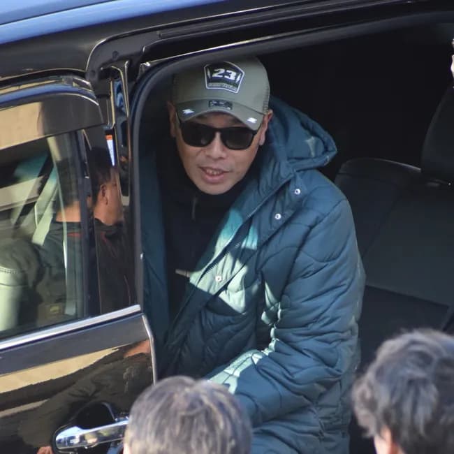 【悲報】巨人・阿部慎之助監督が仕事初めから出待ちファンに超「塩対応」！