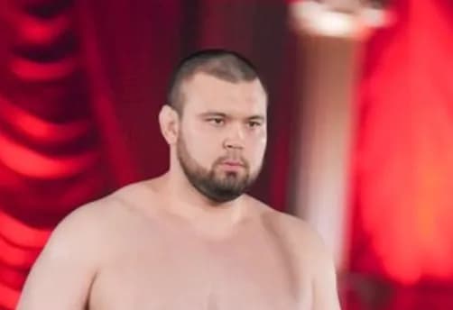 【画像】プロレスデビューのウルフ・アロンさん完全に仕上げて来るｗｗｗｗｗｗｗ