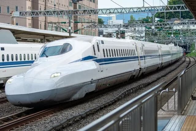 新幹線の自由席、座ってる人がトイレに立ったら荷物どかして勝手に座ってよかった