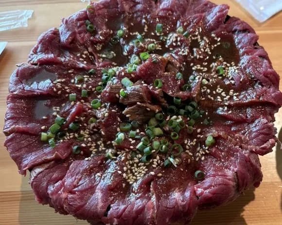 【悲報】レアステーキ丼を食べた10代女性、重症へ・・・・・・・・・・・・・・・・・・