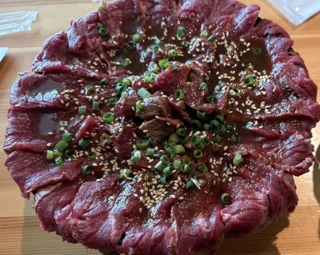 【画像】女性「レアステーキ丼うまー」→食中毒になる