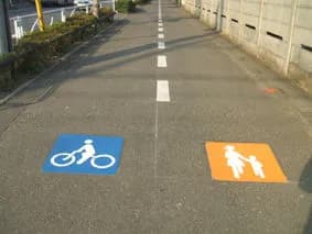 運転手「自転車は歩道通れやボケ！」歩行者「自転車は車道通れやボケ！」