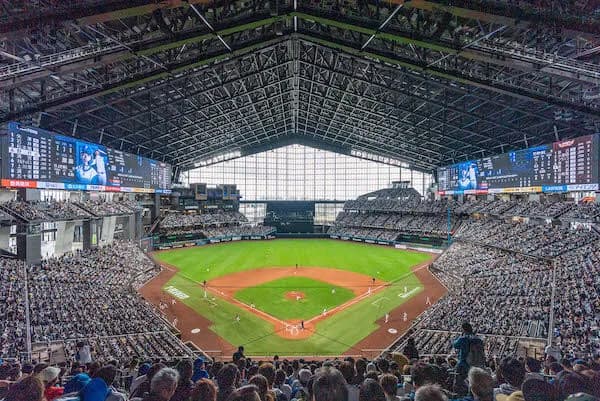 プロ野球って試合が9時くらいに終わってもその後のやる事が多すぎて寝るのが12時近くになるじゃん