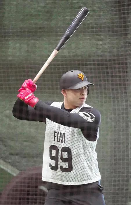 【悲報】巨人ドラ6藤井、超特盛チー牛とシュークリームでオフを満喫