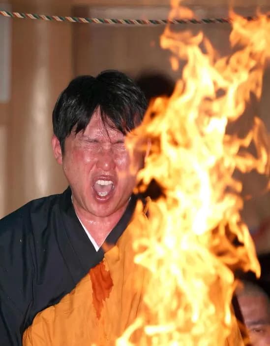 広島・新井監督「クッソー、見とけよ」　２２度目の護摩行、極限状態で炎の頂点見つめ「今年、絶対に高く跳び上がる」