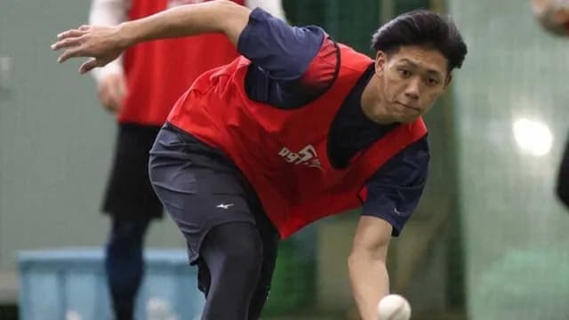 カープドラ6西川「感謝、恩返し」をグラブに刺繍。夜中2時から弁当作りをしてくれた母に恩返しだ