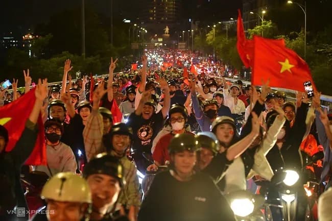 【画像】U23ベトナム代表さん、韓国代表に勝った結果バカみたいに街がお祭り騒ぎになるｗｗｗｗｗｗ