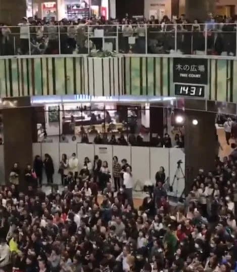 【動画】元X JapanのTOSHI、イオンモールで熱唱ｗｗｗｗｗｗｗｗｗ