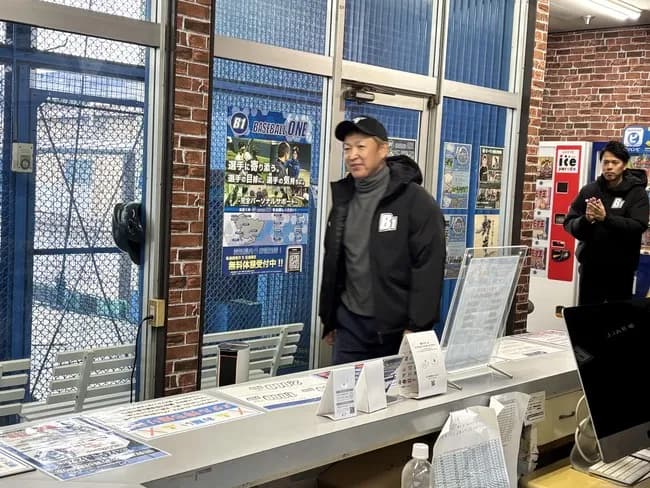 【画像】立浪和義さん、子どもたちに打ち方を指導