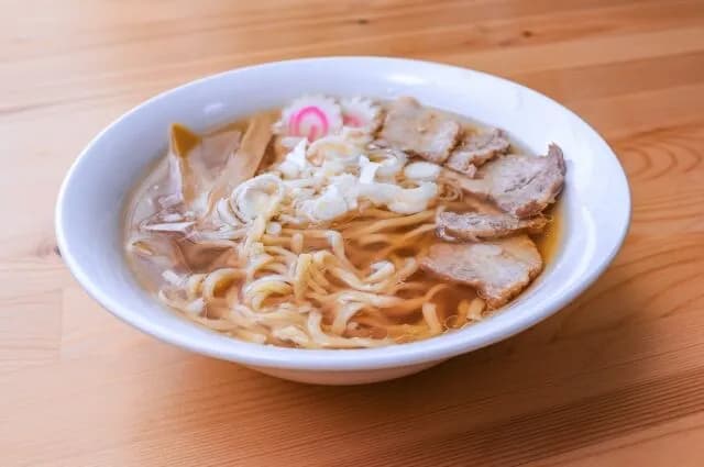 ラーメンで一番美味い麺って中太縮れ麺よな