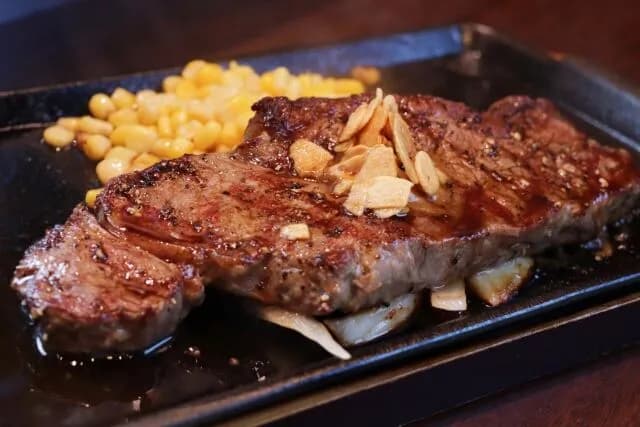 ステーキ「肉焼いただけです、高いです」←これ焼肉に勝てる部分ないやろ