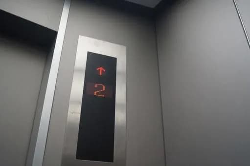 【疑問】エレベーターの階で「R」ってあるやん？ｗｗｗｗｗｗｗｗｗｗｗｗｗｗｗｗ