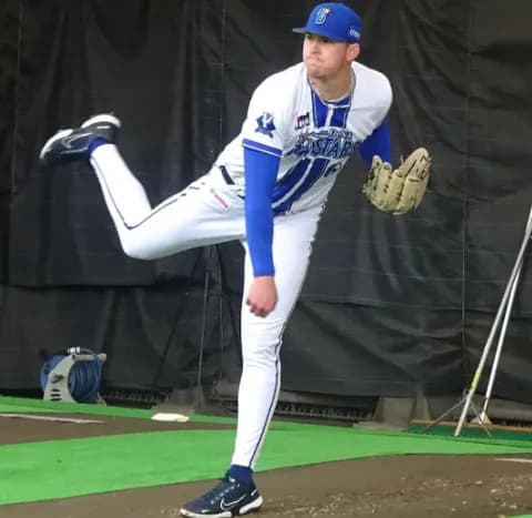 DeNA　２０３センチの超大型クローザー候補助っ人が初ブルペン　ＮＰＢ球への適応に不安なし