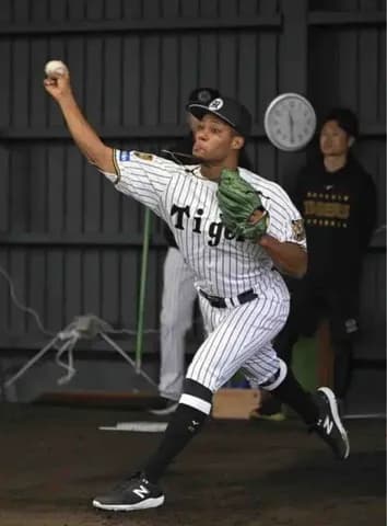 阪神　モレッタが初めてブルペン入り　藤川監督と談笑＆グータッチ　直接会話する姿も　武器の変則スライダーも披露