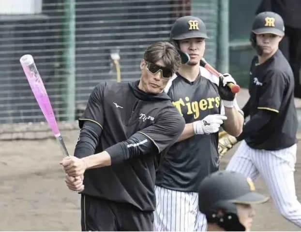 阪神キャンプに謎の透明バット　内部で揺れるピンクの液体　この日合流の糸井ＳＡが佐藤輝に打撃指導