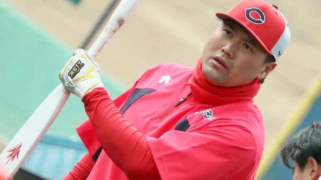 カープ末包〝和田一浩の極意〟で柵越え12本！ティー打撃で特殊バット使用