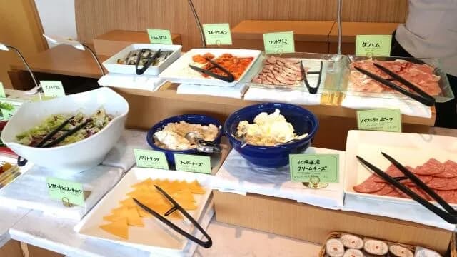 朝食バイキングで取りまくるもの