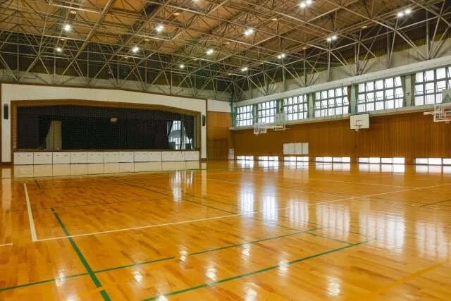 中学校の学年主任先生(50代)「ぎゃおおおん！トイレに飴玉の包みが落ちてたのおおおん！」→学年集会