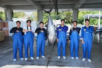 DeNA新人6選手がマルハニチロのマグロ養殖場訪問　ドラ1小田「いい経験ができた」と充実の表情