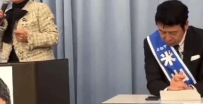 【悲報】米山隆一、演説会中もスマホポチポチ