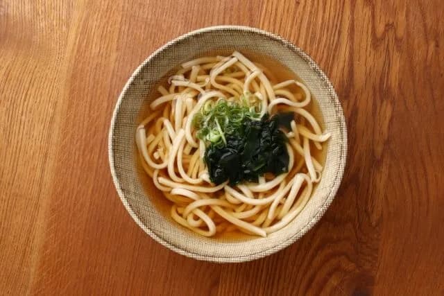 うどん(戦闘力800)「蕎麦に勝つには合体するしかねぇ！」ワカメ(戦闘力30)「くそ！早くしろー！」
