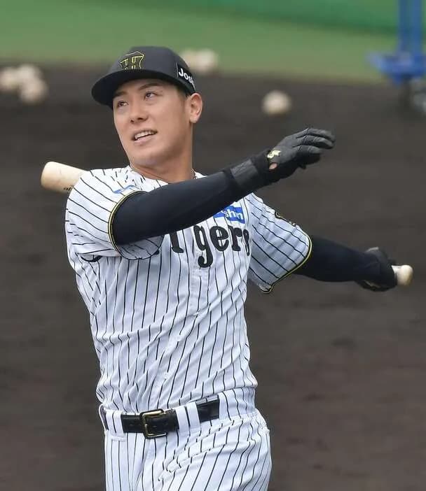 阪神・豊田寛、右手首に死球を受け球場を後にする