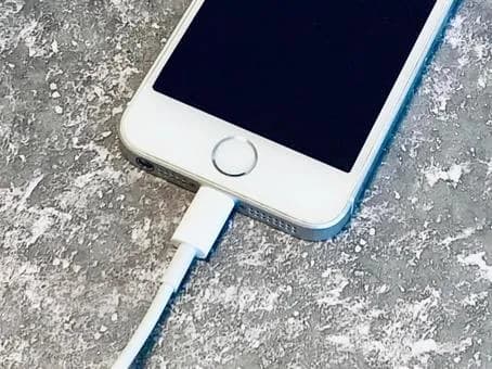 LightningのiPhone使ってるやついい加減買い換えろよ