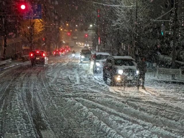 ノーマルタイヤでスノーアタックする車が絶えない理由w