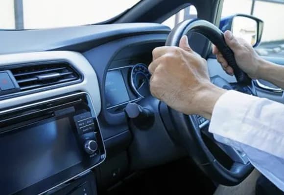 【急募】車で要らない装備3選、「流れるウインカー」「タッチパネルコンソール」あと一つは？ｗｗｗｗｗ