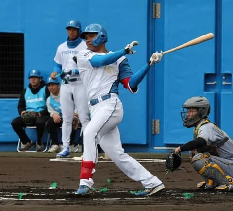 日本ハム2位ルーキー・エドポロ、練習試合で"プロ初打席初安打"含む2打席連続安打　塁上での「レ」ポーズに…新庄監督も拍手で称賛