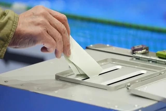 【悲報】午前10時の投票率3.72%、前回を下回ってしまう