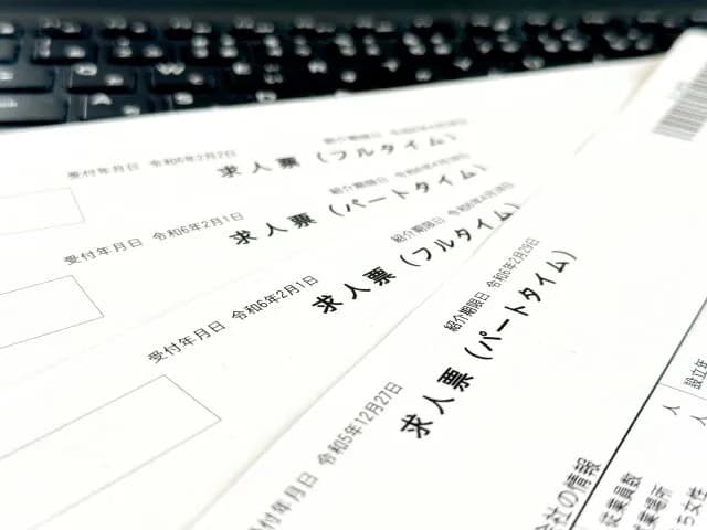 毎日定時帰りで年収500万と年間残業720時間で年収800万だったらどっち選ぶ？