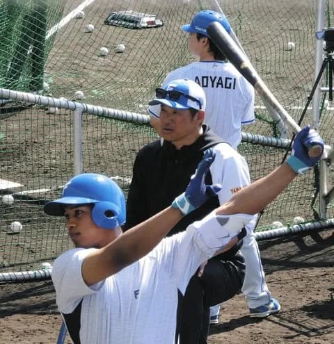 【日本ハム】山崎武司臨時コーチ、「オーバースイングでは駄目」万波中正らに本塁打アップへの打撃技術を伝授