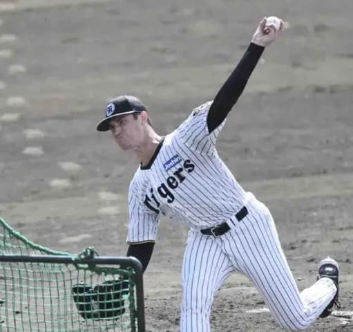 阪神　新助っ人ルーカスが安定感抜群で最速１４９キロ！登板後は満面の笑み　初ライブＢＰ