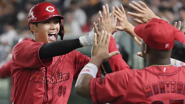 カープ中村奨成、石原貴規にイタズラするｗｗｗｙｗ