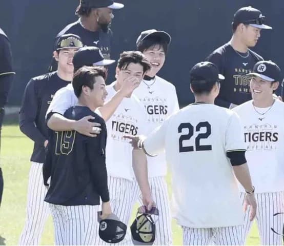 阪神　下村海翔のブルペンで宜野座が異例の光景　終了後にファンが大きな拍手　藤川監督からも笑みこぼれる　２３年ドラフト１位も右肘ＴＪ手術　感動的な光景に