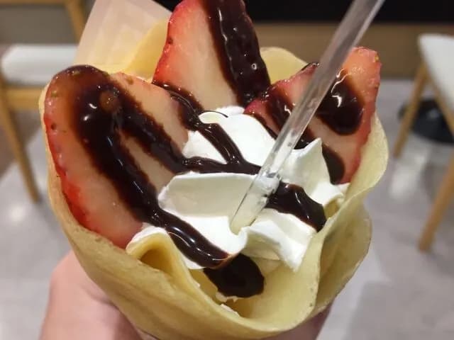 フードコートで一人で美味そうにクレープ食べてるおじさんいるでしょ？